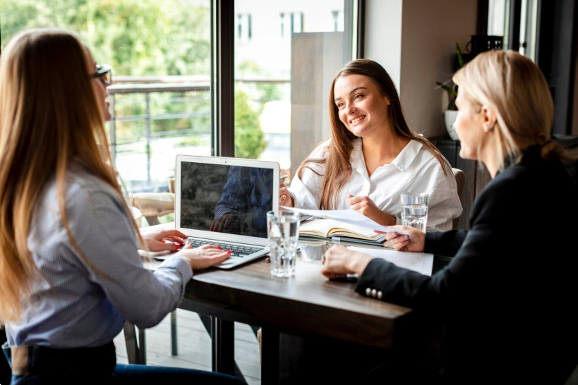 Cliente revisando su plan financiero personalizado