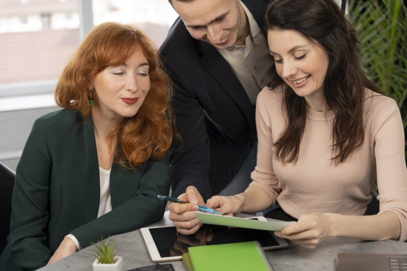 Consultor financiero profesional trabajando en análisis de datos