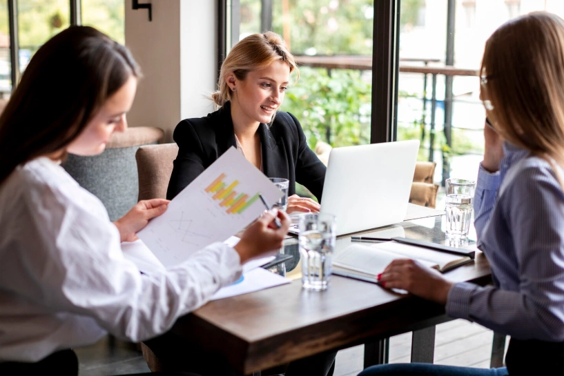 Equipo de profesionales trabajando en análisis financiero